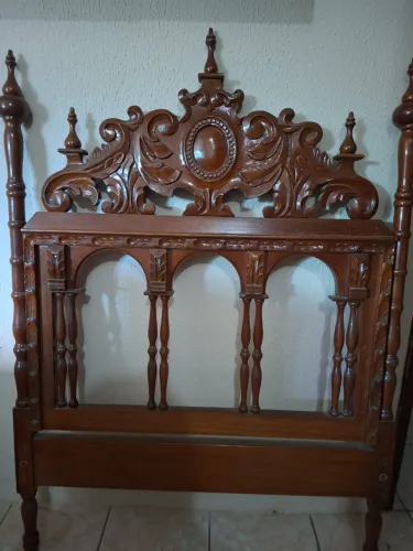 Cabeceira de Cama em Madeira Maciça Trabalhada - Estilo Clássico