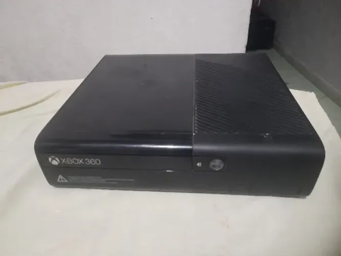 XBOX 360 com defeito, sem HD e sem fonte 300,00 aceito proposta. 