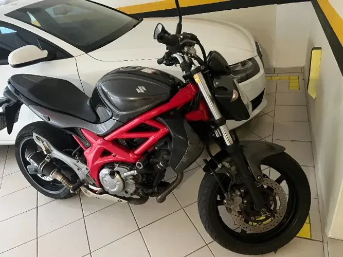 Suzuki Gladius 650 - Pouco rodada - Impecável