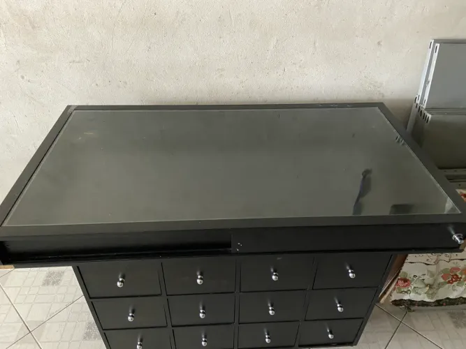 Balcão Expositor com Tampo de Vidro e 12 Gavetas