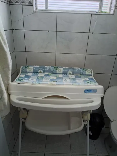 Banheira Burigotto Splash com trocador e suporte para toalha 