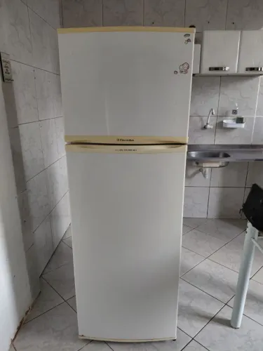 Geladeira,em boas condições,marca Eletrolux, funcionando perfeitamente