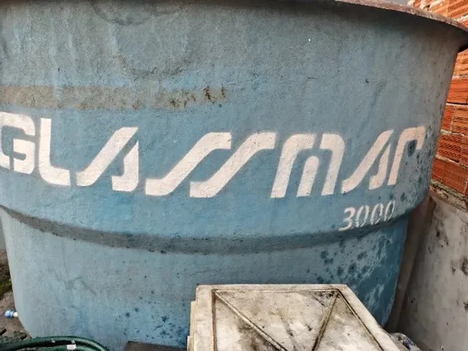 Vendes uma caixa de 3000 ml de fibra e uma bomba submersa , valor de 1.200 reais