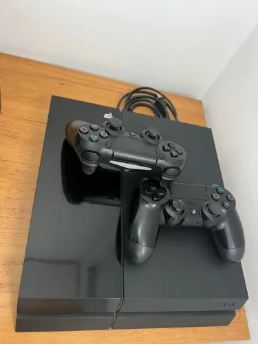 PlayStation 4 Fat 500GB + 2 Controles + Coleção com 10 jogos (RDR2, TLOU, God of War)