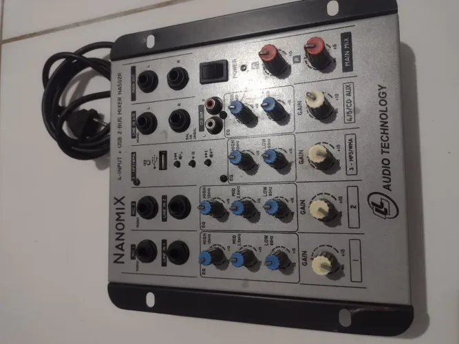 Vendo mesa de som 4 canais