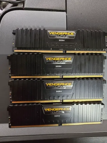4 memória DDR4 PC 16gb (cada)