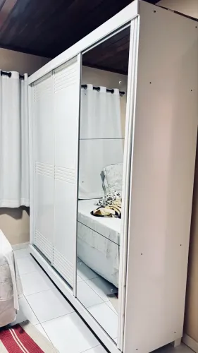 Guarda roupa de três portas com espelho