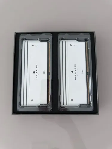 CORSAIR DOMINATOR TITANIUM RGB 32GB (2x16GB) DDR5 DRAM 6400MT/s