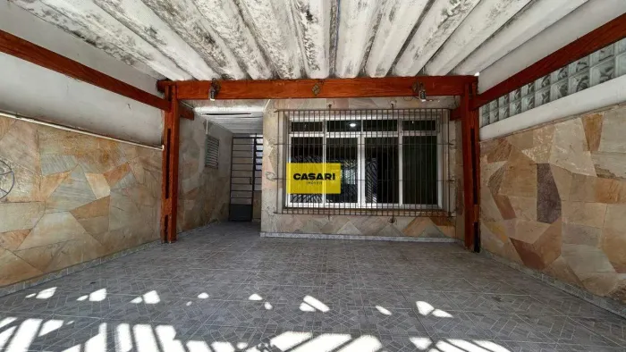 Sobrado Espaçoso com Subsolo Multifuncional em São Paulo!