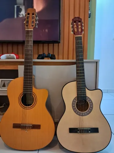 1 Violão elétrico e 1 acústico