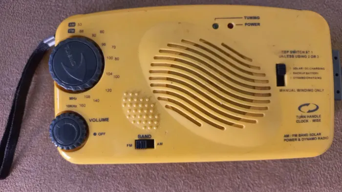 Rádio recarregável com energia solar e dínamo antiguidade antigo raríssimo ler descrição  
