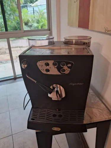 Cafeteira Vende-se com pequeno defeito