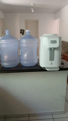 BEBEDOURO DE ÁGUA COM DOIS GALÕES