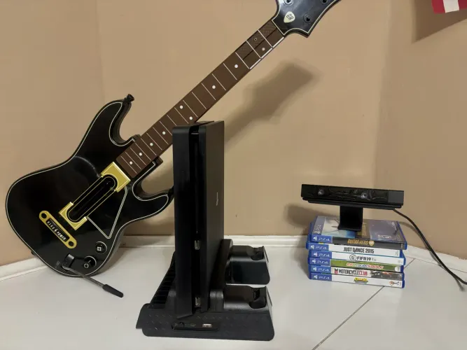 playstation 4 com guitarra+câmera+base de carregamento+jogos+2 manetes