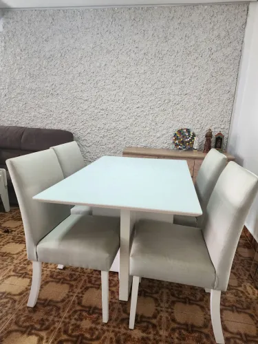 Conjunto Mesa (tampo de vidro) com 4 cadeiras