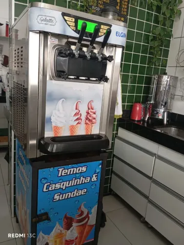 Máquina de sorvete praticamente nova !!!