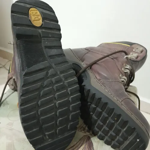 Bota em couro, solado emborrachado, número 41, sapato social novo, preto/ R$225,00.