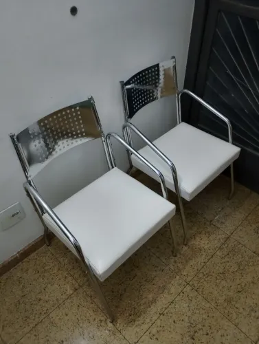 02 Cadeiras inox com assento estofado branco