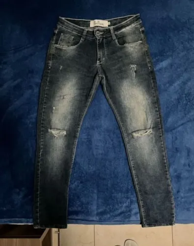 Calça jeans modelo slim tamanho 42