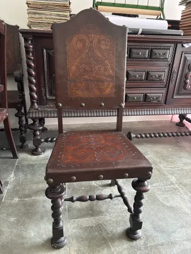 Cadeira madeira maciça. Antiguidade 
