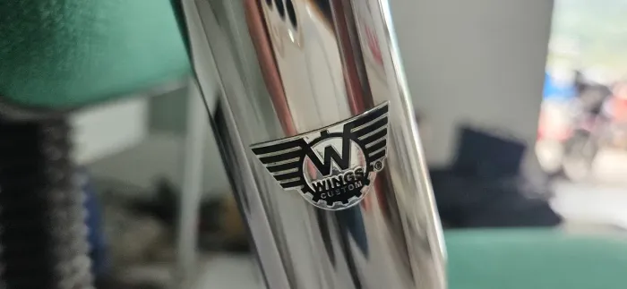 Guidão wings custom com cabos e sissy bar fat boy.