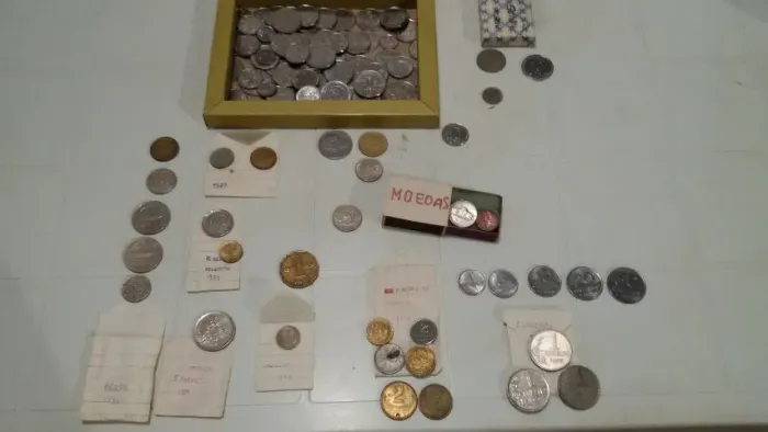 coleção de moedas e notas