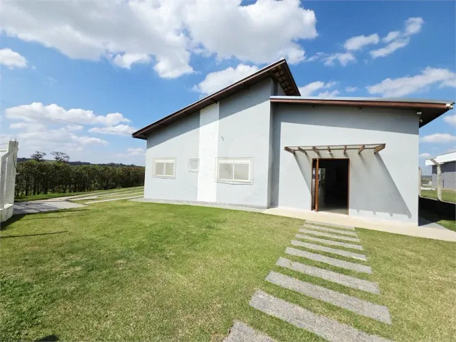 Casa à venda com 3 quartos no Condomínio de Chácaras Arumã em Sarapuí SP