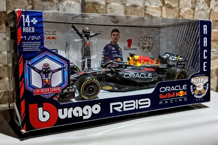 Miniatura Formula 1 Red Bull RB19 Max Verstappen World Champion 2023