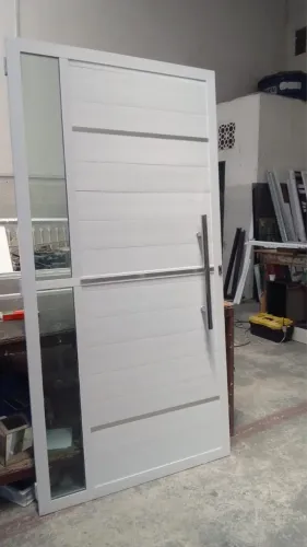 Porta de Entrada em Alumínio Branca - Design Moderno e Alta Durabilidade