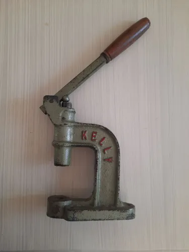 Balancim maquina de forrar botão com.sete  matriz de botões 