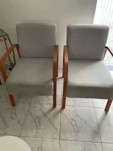 Vende-se Sofá retrátil, duas poltronas e um centro de sala.
