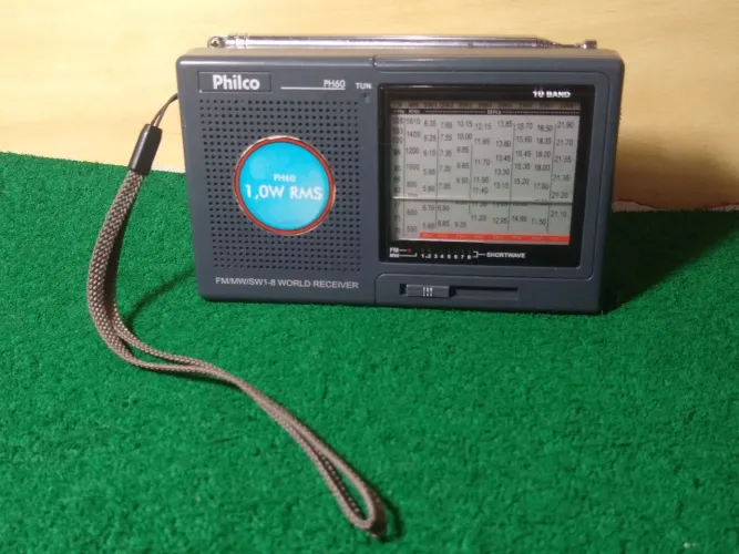 Rádio Philco multibandas funcionando