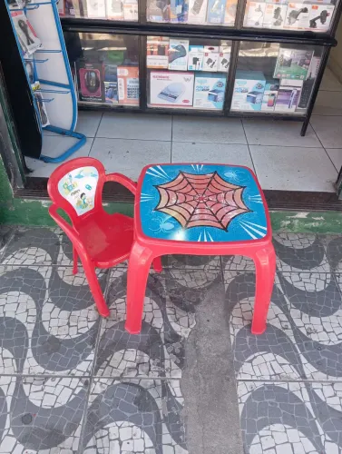 Vendo jogo mesa plástico com cadeira do homem aranha