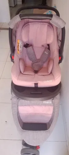 Vendo carrinho de bebê e bebe conforto semi novo completo 350,00 marca  cosco 