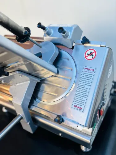 Cortador Fatiador Máquina de Frios Bermar com NR12 - Pouquíssimo Uso