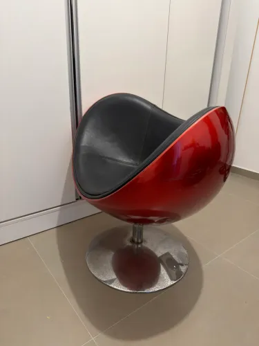 Cadeira Decorativa Estilo Egg / Ball Giratória - Vermelha e Preta