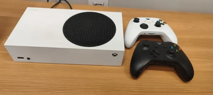XBOX SERIES S + 2 CONTROLES