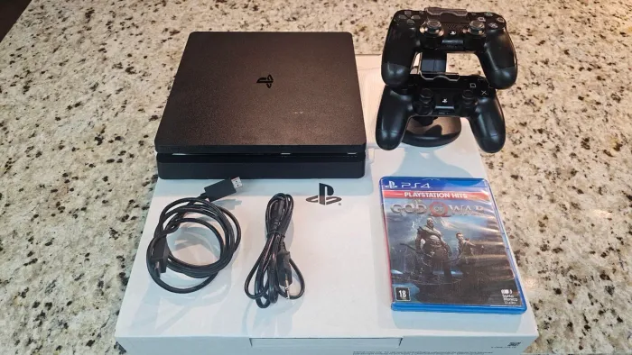 PS4 Slim 480gb SSD com 2 controles, suporte/carregador e jogo god of war (2018).