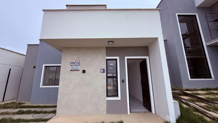 Alugo Casa nova (1º locação) com 3 suítes, quintal privativo, 02 vagas e excelente infra e