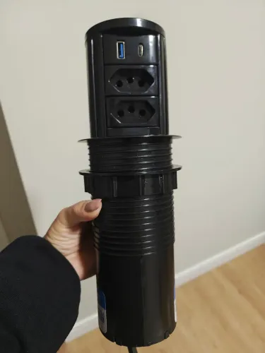 Torre de tomada retrátil com carregamento por indução 