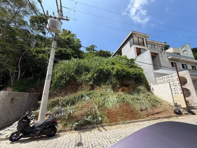 Imóvel para venda possui 455 metros quadrados em Charitas - Niterói - RJ
