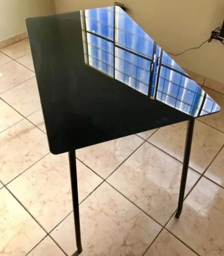 Mesa com tampo de vidro