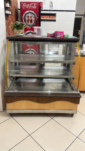 Balcão Expositor Refrigerado com Vidro Curvo