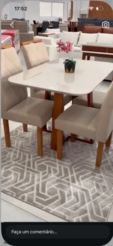 Mesa madeira 4 cadeiras detalhe no vidro