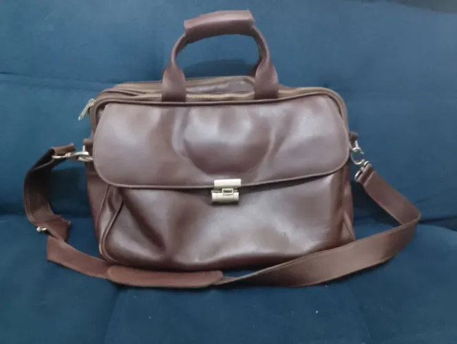Bolsa de couro legitimo com carteira junto marca Abbott Vascular