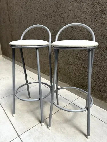 2 banquetas usadas com encosto - 63cm