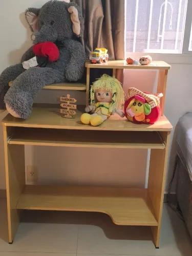 Guarda-roupa, comoda, mesa de computador e bicama