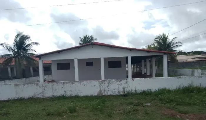 À VENDA ESTA CASA 04/4 COM TERRENO GRANDE NA REDINHA NOVA
