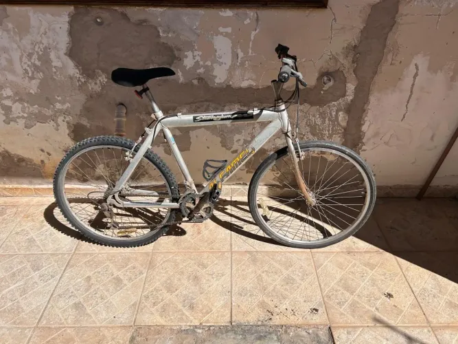 Bicicleta usada com pequena avarias
