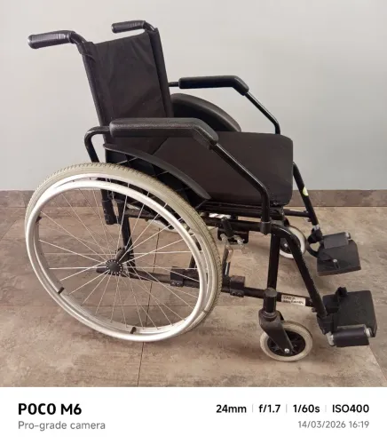 Cadeira de rodas manual dobrável